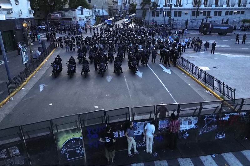 Para demonstran mengikuti protes di luar Kongres Nasional Argentina pada hari para anggota parlemen membahas reformasi perburuhan yang diusulkan oleh pemerintahan libertarian Presiden Javier Milei untuk menarik investasi dan menghidupkan kembali pertumbuhan, yang menurut serikat pekerja akan mengurangi hak-hak pekerja, di Buenos Aires, Argentina, 19 Februari 2026. (REUTERS/Agustin Marcarian)