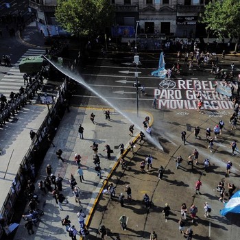 Mogok Nasional-Ibu Kota Lumpuh! Polisi Semprot Air Pukul Mundur Massa