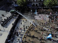 Mogok Nasional-Ibu Kota Lumpuh! Polisi Semprot Air Pukul Mundur Massa