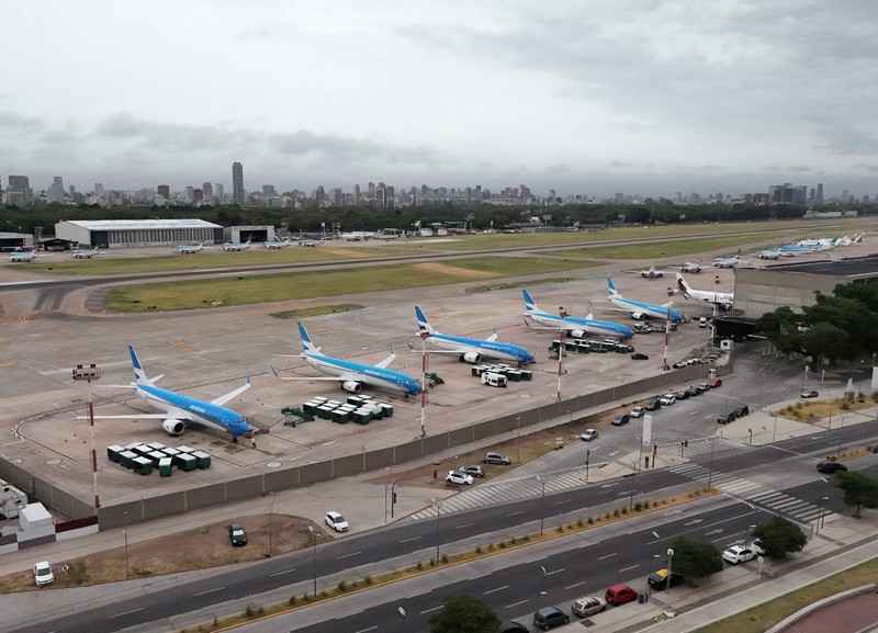 Para demonstran mengikuti protes di luar Kongres Nasional Argentina pada hari para anggota parlemen membahas reformasi perburuhan yang diusulkan oleh pemerintahan libertarian Presiden Javier Milei untuk menarik investasi dan menghidupkan kembali pertumbuhan, yang menurut serikat pekerja akan mengurangi hak-hak pekerja, di Buenos Aires, Argentina, 19 Februari 2026. (REUTERS/Agustin Marcarian)