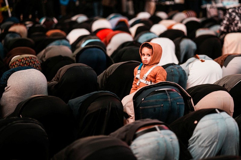 Para jamaah Muslim melaksanakan salat Tarawih di Times Square, New York City, AS, pada 20 Februari 2026. (REUTERS/Eduardo Munoz)