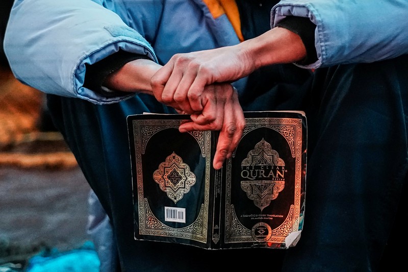 Para jamaah Muslim melaksanakan salat Tarawih di Times Square, New York City, AS, pada 20 Februari 2026. (REUTERS/Eduardo Munoz)