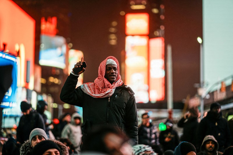 Para jamaah Muslim melaksanakan salat Tarawih di Times Square, New York City, AS, pada 20 Februari 2026. (REUTERS/Eduardo Munoz)