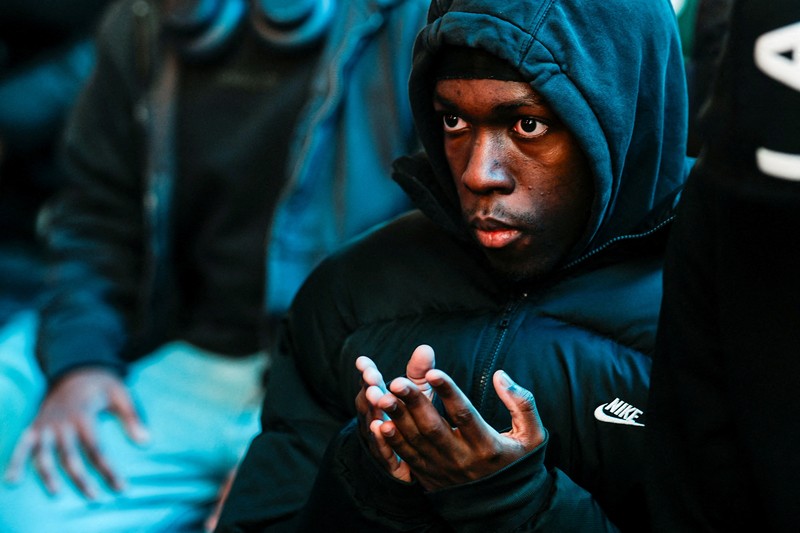 Para jamaah Muslim melaksanakan salat Tarawih di Times Square, New York City, AS, pada 20 Februari 2026. (REUTERS/Eduardo Munoz)