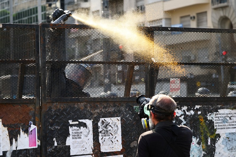 Para demonstran mengikuti protes di luar Kongres Nasional Argentina pada hari para anggota parlemen membahas reformasi perburuhan yang diusulkan oleh pemerintahan libertarian Presiden Javier Milei untuk menarik investasi dan menghidupkan kembali pertumbuhan, yang menurut serikat pekerja akan mengurangi hak-hak pekerja, di Buenos Aires, Argentina, 19 Februari 2026. (REUTERS/Agustin Marcarian)