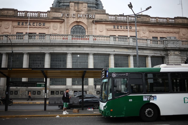 Para demonstran mengikuti protes di luar Kongres Nasional Argentina pada hari para anggota parlemen membahas reformasi perburuhan yang diusulkan oleh pemerintahan libertarian Presiden Javier Milei untuk menarik investasi dan menghidupkan kembali pertumbuhan, yang menurut serikat pekerja akan mengurangi hak-hak pekerja, di Buenos Aires, Argentina, 19 Februari 2026. (REUTERS/Agustin Marcarian)