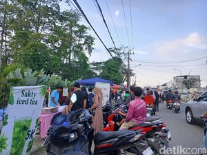 Warga Berburu Takjil di Depan Taman Cadika Medan, Banyak Pilihan-Harganya Murah