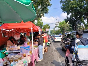 Warga Padati Jalan Abdullah Lubis Medan Berburu Takjil