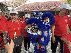 Imlek Bertepatan Ramadan, Warga Tionghoa Banyuwangi Bagi Takjil-Sembako