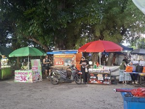 Keseruan Berburu Takjil di Taman Merdeka Depok