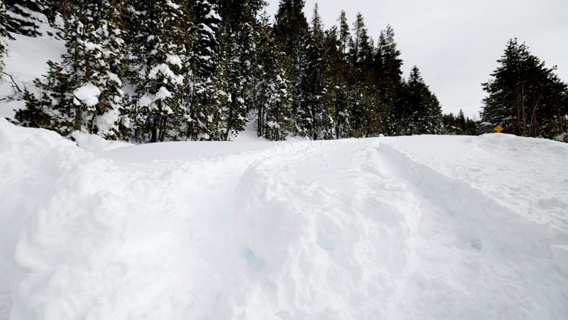 Sebuah kendaraan yang membawa tim penyelamat berdiri di samping rambu 