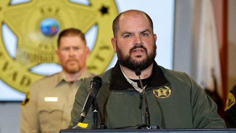 Sebuah kendaraan yang membawa tim penyelamat berdiri di samping rambu 