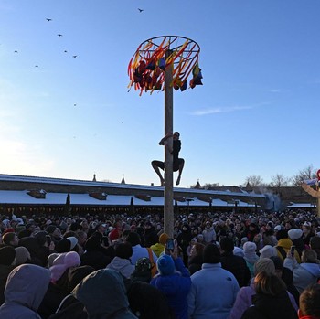 Potret Festival Musim Dingin Rusia, Ada Lomba Egrang & Panjat Pinang