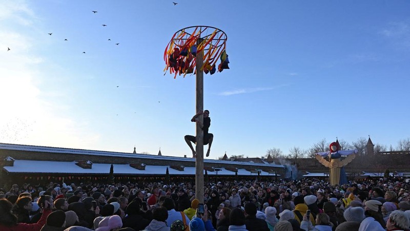 Ratusan orang berkumpul di sebuah taman dekat Moskow pada Sabtu (21/2/2026) untuk merayakan berakhirnya musim dingin dalam festival tradisional Maslenitsa. (Tangkapan Layar Video Reuters/)