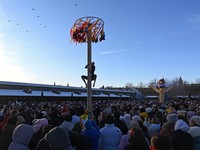 Potret Festival Musim Dingin Rusia, Ada Lomba Egrang & Panjat Pinang