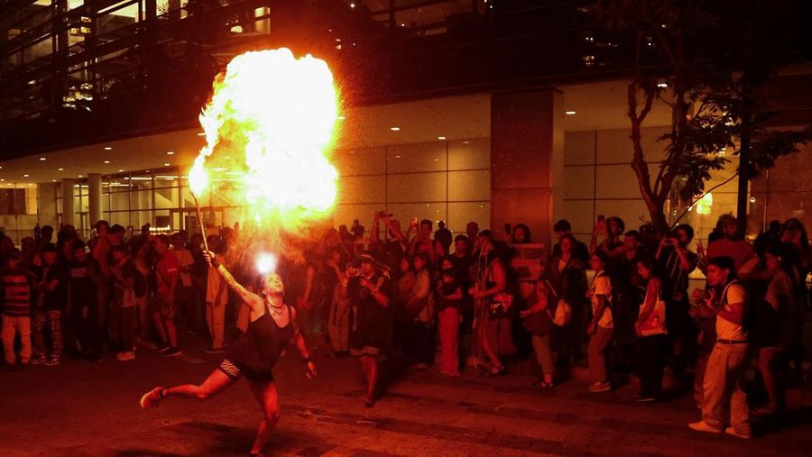 Para pengunjuk rasa menampilkan tanda-tanda saat mereka berdemonstrasi di kantor Cargill untuk mendukung kelompok-kelompok masyarakat adat yang telah memblokir lalu lintas truk selama beberapa hari di pintu masuk terminal Santarem milik Cargill di Brasil utara, memprotes rencana pengerukan sungai Tapajos dan memindahkan lebih banyak biji-bijian seperti kedelai dan jagung yang ditujukan untuk pasar ekspor, di Sao Paulo, Brasil, 20 Februari 2026. (REUTERS/Jean Carniel)