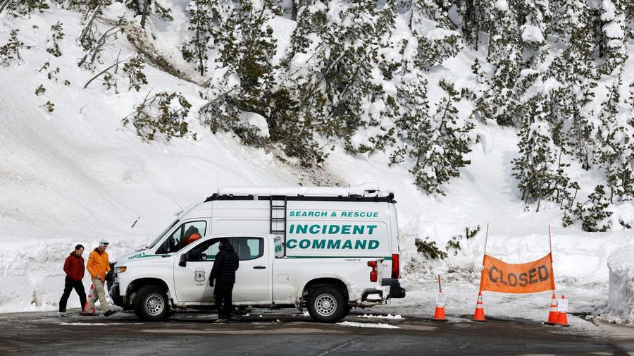 Sebuah kendaraan yang membawa tim penyelamat berdiri di samping rambu 