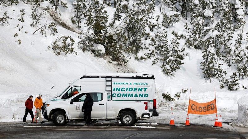 Sebuah kendaraan yang membawa tim penyelamat berdiri di samping rambu 