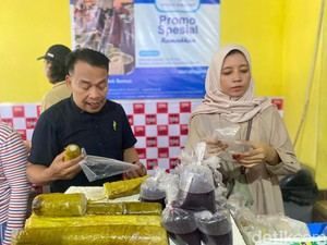 Seru! Cobain War Takjil di Benhil, Ada Lamang Tapai hingga Nasi bakar