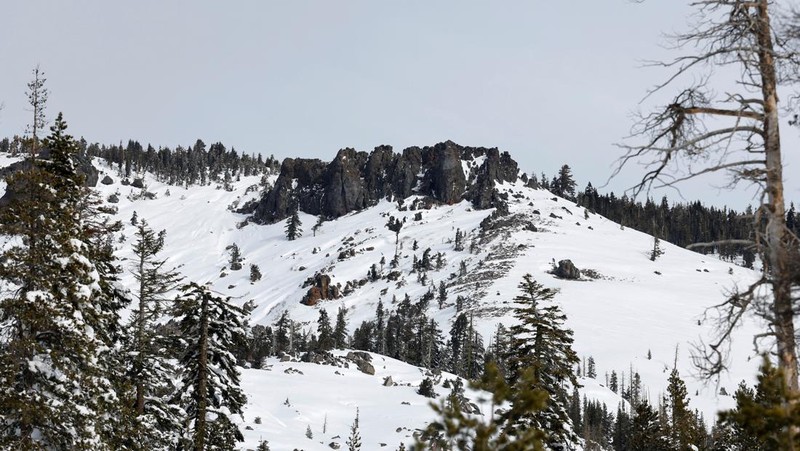 Sebuah kendaraan yang membawa tim penyelamat berdiri di samping rambu 
