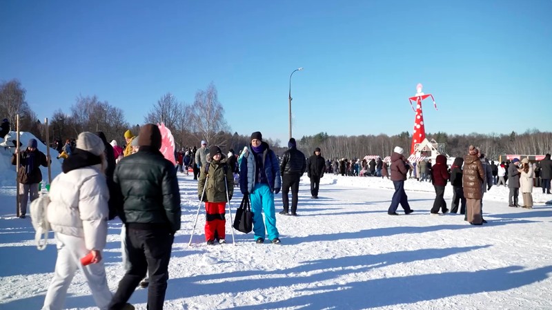 Ratusan orang berkumpul di sebuah taman dekat Moskow pada Sabtu (21/2/2026) untuk merayakan berakhirnya musim dingin dalam festival tradisional Maslenitsa. (Tangkapan Layar Video Reuters/)