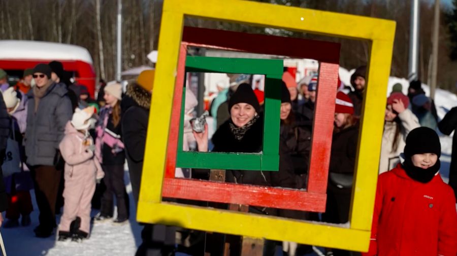 Ratusan orang berkumpul di sebuah taman dekat Moskow pada Sabtu (21/2/2026) untuk merayakan berakhirnya musim dingin dalam festival tradisional Maslenitsa. (Tangkapan Layar Video Reuters/)
