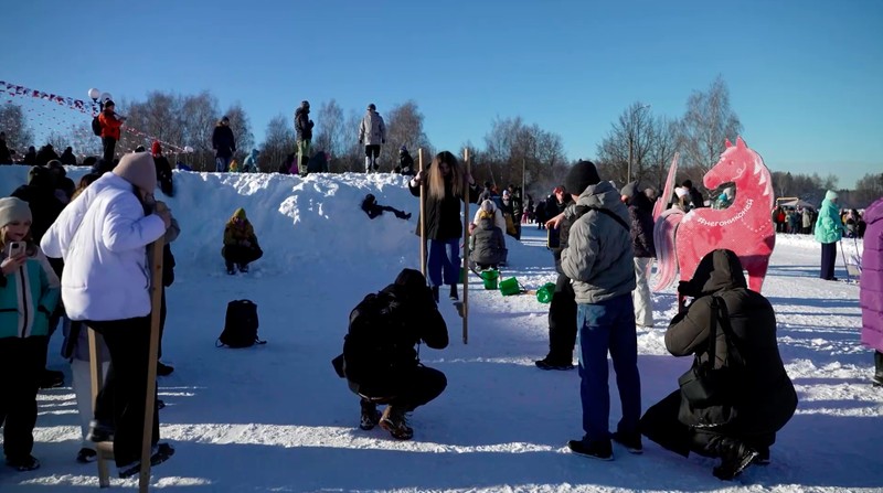 Ratusan orang berkumpul di sebuah taman dekat Moskow pada Sabtu (21/2/2026) untuk merayakan berakhirnya musim dingin dalam festival tradisional Maslenitsa. (Tangkapan Layar Video Reuters/)
