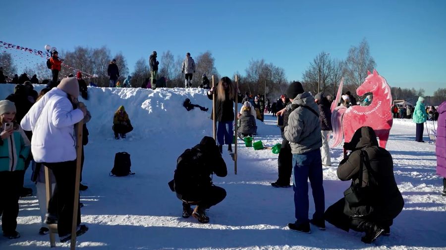 Ratusan orang berkumpul di sebuah taman dekat Moskow pada Sabtu (21/2/2026) untuk merayakan berakhirnya musim dingin dalam festival tradisional Maslenitsa. (Tangkapan Layar Video Reuters/)