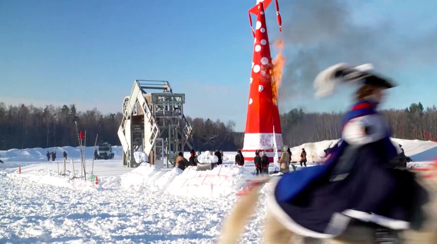 Ratusan orang berkumpul di sebuah taman dekat Moskow pada Sabtu (21/2/2026) untuk merayakan berakhirnya musim dingin dalam festival tradisional Maslenitsa. (Tangkapan Layar Video Reuters/)