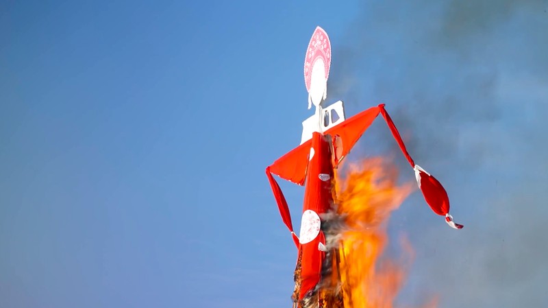Ratusan orang berkumpul di sebuah taman dekat Moskow pada Sabtu (21/2/2026) untuk merayakan berakhirnya musim dingin dalam festival tradisional Maslenitsa. (Tangkapan Layar Video Reuters/)