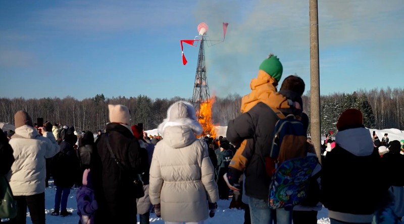 Ratusan orang berkumpul di sebuah taman dekat Moskow pada Sabtu (21/2/2026) untuk merayakan berakhirnya musim dingin dalam festival tradisional Maslenitsa. (Tangkapan Layar Video Reuters/)