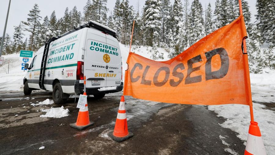 Sebuah kendaraan yang membawa tim penyelamat berdiri di samping rambu 
