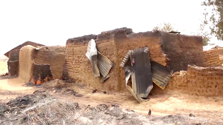 Sedikitnya 50 orang tewas dan sejumlah perempuan serta anak-anak diculik setelah sekelompok pria bersenjata menyerang desa Tungan Dutse di Negara Bagian Zamfara, Nigeria barat laut, Jumat malam waktu setempat. (Tangkapan Layar Video Reuters/)