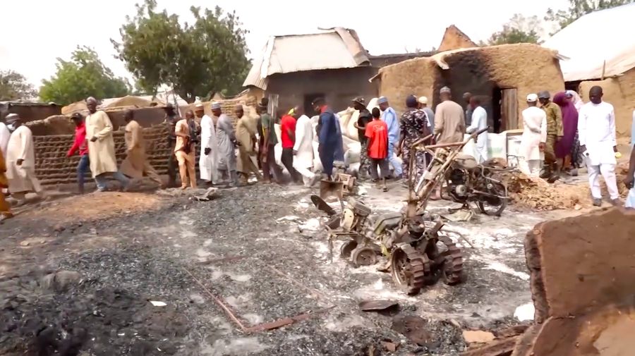 Sedikitnya 50 orang tewas dan sejumlah perempuan serta anak-anak diculik setelah sekelompok pria bersenjata menyerang desa Tungan Dutse di Negara Bagian Zamfara, Nigeria barat laut, Jumat malam waktu setempat. (Tangkapan Layar Video Reuters/)