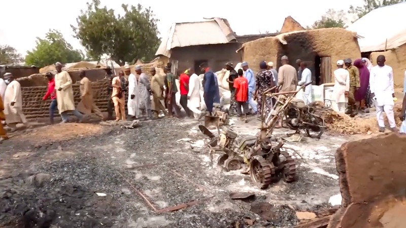 Sedikitnya 50 orang tewas dan sejumlah perempuan serta anak-anak diculik setelah sekelompok pria bersenjata menyerang desa Tungan Dutse di Negara Bagian Zamfara, Nigeria barat laut, Jumat malam waktu setempat. (Tangkapan Layar Video Reuters/)