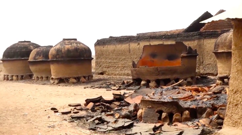 Sedikitnya 50 orang tewas dan sejumlah perempuan serta anak-anak diculik setelah sekelompok pria bersenjata menyerang desa Tungan Dutse di Negara Bagian Zamfara, Nigeria barat laut, Jumat malam waktu setempat. (Tangkapan Layar Video Reuters/)