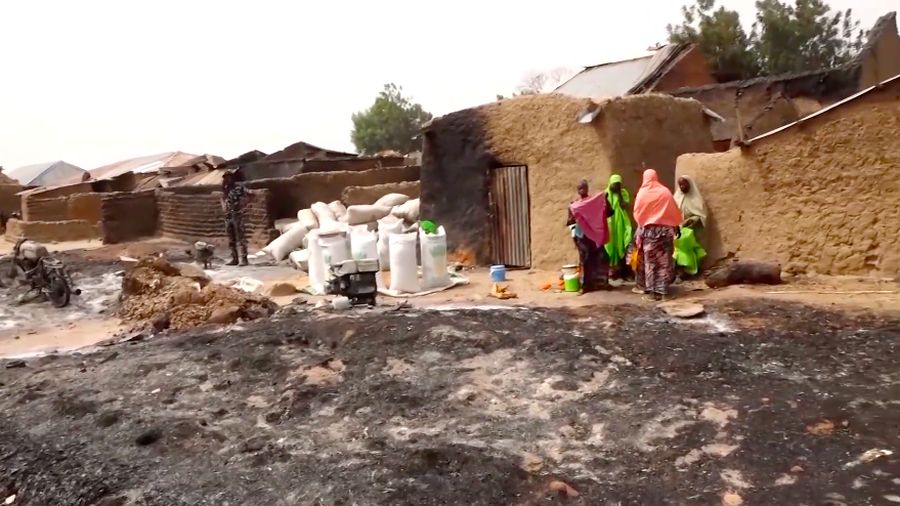 Sedikitnya 50 orang tewas dan sejumlah perempuan serta anak-anak diculik setelah sekelompok pria bersenjata menyerang desa Tungan Dutse di Negara Bagian Zamfara, Nigeria barat laut, Jumat malam waktu setempat. (Tangkapan Layar Video Reuters/)