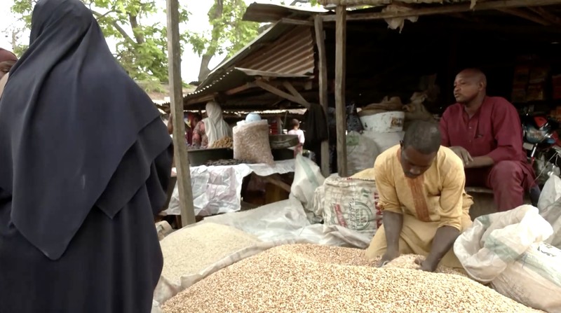 Seorang penjual buah memajang buah-buahan di luar Masjid Pusat Lagos pada hari salat Jumat di bulan suci Ramadan, di Lagos, Nigeria, 20 Februari 2026. (REUTERS/Sodiq Adelakun)