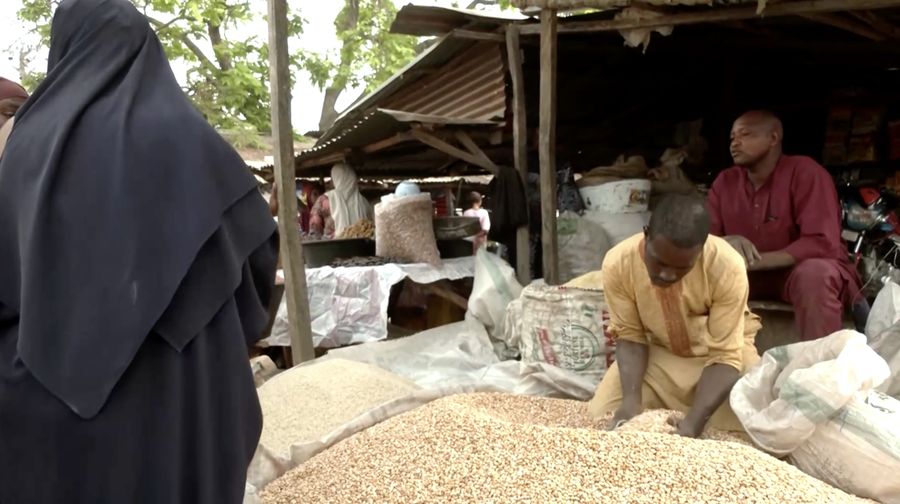 Seorang penjual buah memajang buah-buahan di luar Masjid Pusat Lagos pada hari salat Jumat di bulan suci Ramadan, di Lagos, Nigeria, 20 Februari 2026. (REUTERS/Sodiq Adelakun)