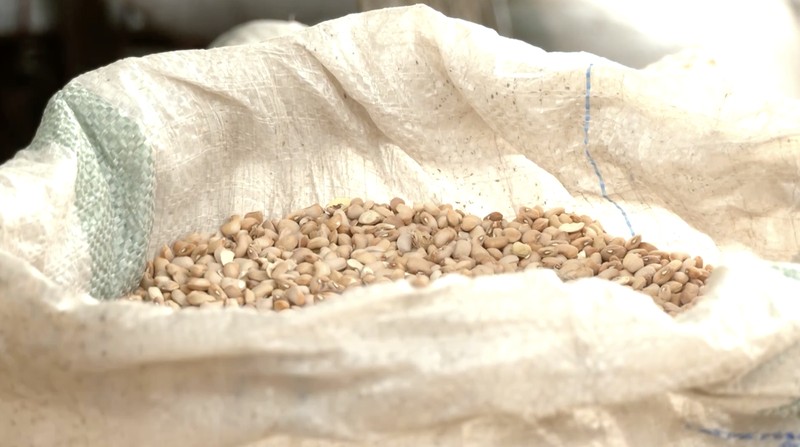 Seorang penjual buah memajang buah-buahan di luar Masjid Pusat Lagos pada hari salat Jumat di bulan suci Ramadan, di Lagos, Nigeria, 20 Februari 2026. (REUTERS/Sodiq Adelakun)