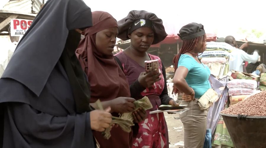 Seorang penjual buah memajang buah-buahan di luar Masjid Pusat Lagos pada hari salat Jumat di bulan suci Ramadan, di Lagos, Nigeria, 20 Februari 2026. (REUTERS/Sodiq Adelakun)