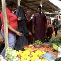 Sejumlah warga berbelanja kebutuhan pangan selama bulan ramadan di pasar Abuja, Nigeria, Jumat (20/2/2026). (Tangkapan Layar Video Reuters/)