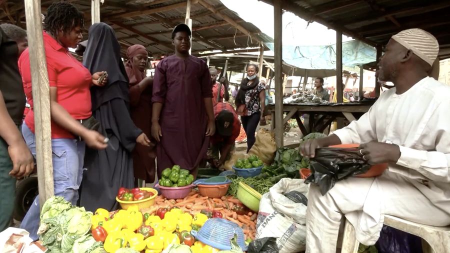 Sejumlah warga berbelanja kebutuhan pangan selama bulan ramadan di pasar Abuja, Nigeria, Jumat (20/2/2026). (Tangkapan Layar Video Reuters/)