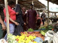 Sejumlah warga berbelanja kebutuhan pangan selama bulan ramadan di pasar Abuja, Nigeria, Jumat (20/2/2026). (Tangkapan Layar Video Reuters/)