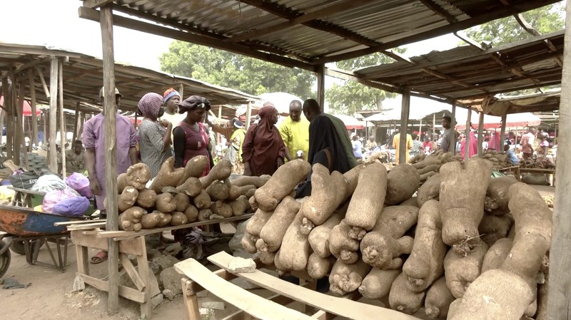 Seorang penjual buah memajang buah-buahan di luar Masjid Pusat Lagos pada hari salat Jumat di bulan suci Ramadan, di Lagos, Nigeria, 20 Februari 2026. (REUTERS/Sodiq Adelakun)