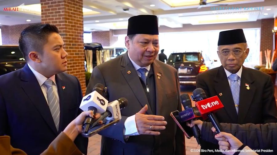 Sekretaris Kabinet, Teddy Indra Wijaya dan Menko Bidang Perekonomian, Airlangga Hartarto saat menyampaikan konferensi pers Terkait putusan terbaru dari Supreme Court Amerika Serikat mengenai kebijakan tarif global, Indonesia siap dengan segala kemungkinan yang akan terjadi. (Instagram/sekretariat.kabinet)