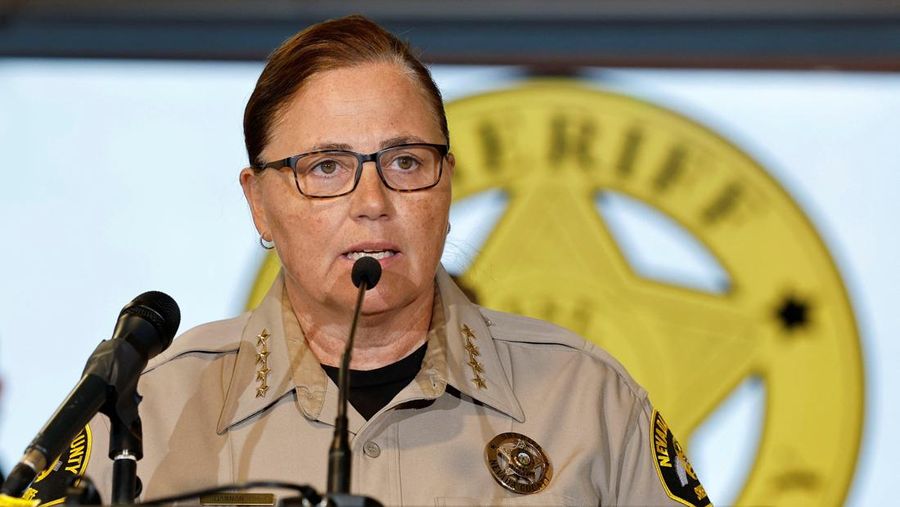 Sebuah kendaraan yang membawa tim penyelamat berdiri di samping rambu 