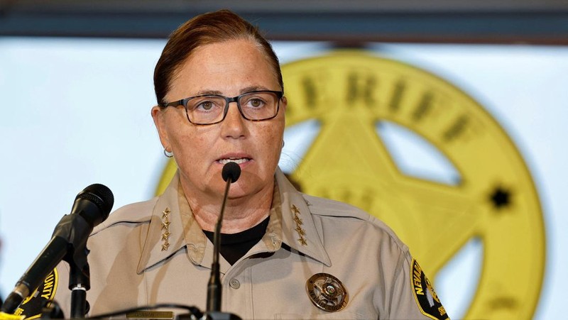 Sebuah kendaraan yang membawa tim penyelamat berdiri di samping rambu 