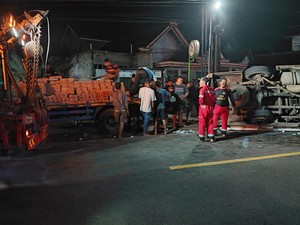 Viral Truk Muat Ribuan Susu Terguling di Ponorogo, Warga Malah Rebutan