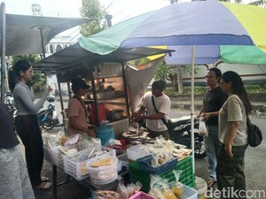 Jual Lawar hingga Plecing Halal, Pasangan Mualaf Ini Raup Rezeki Ramadan